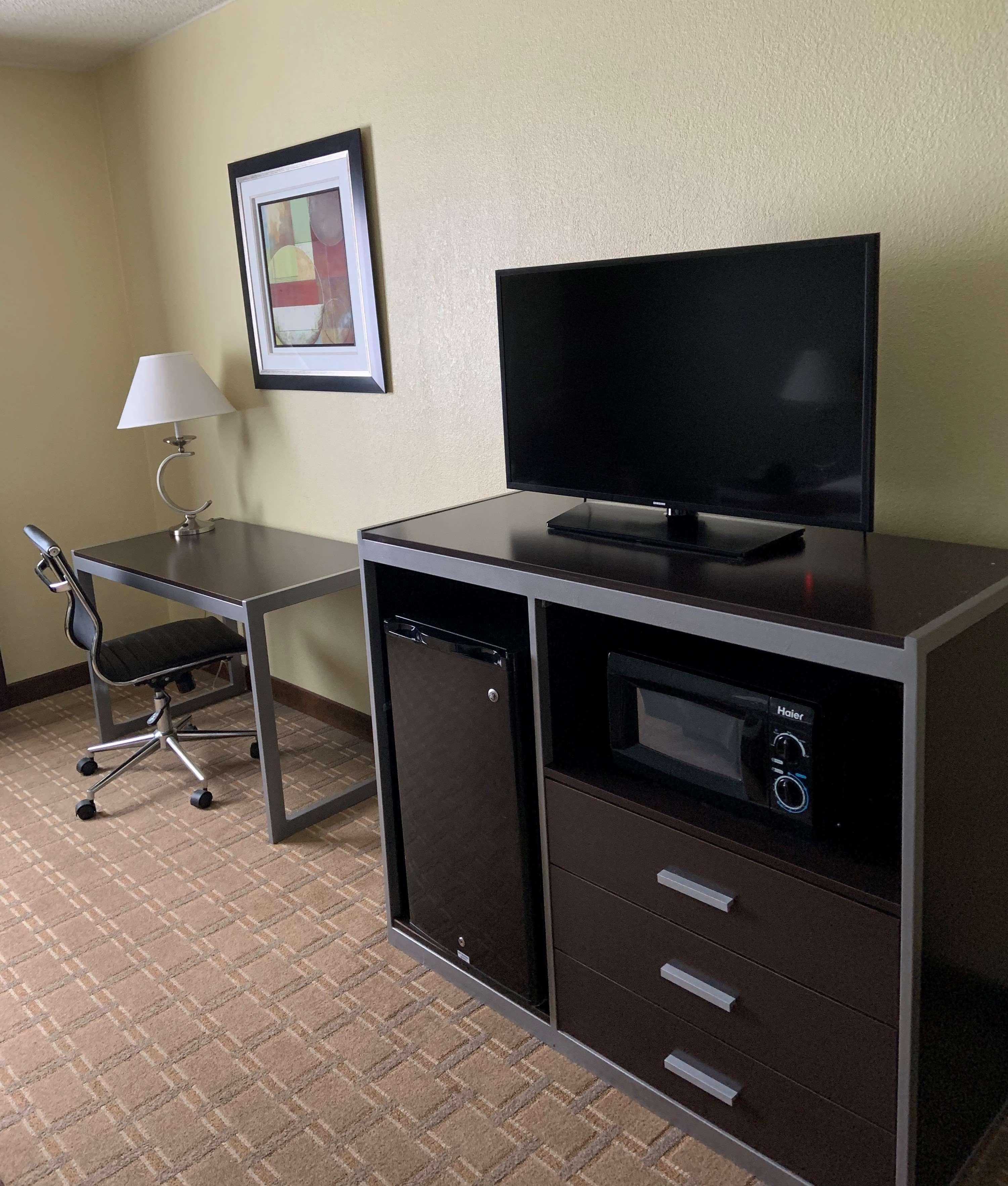 Best Western Airport Inn & Suites Cleveland Brook Park Eksteriør billede