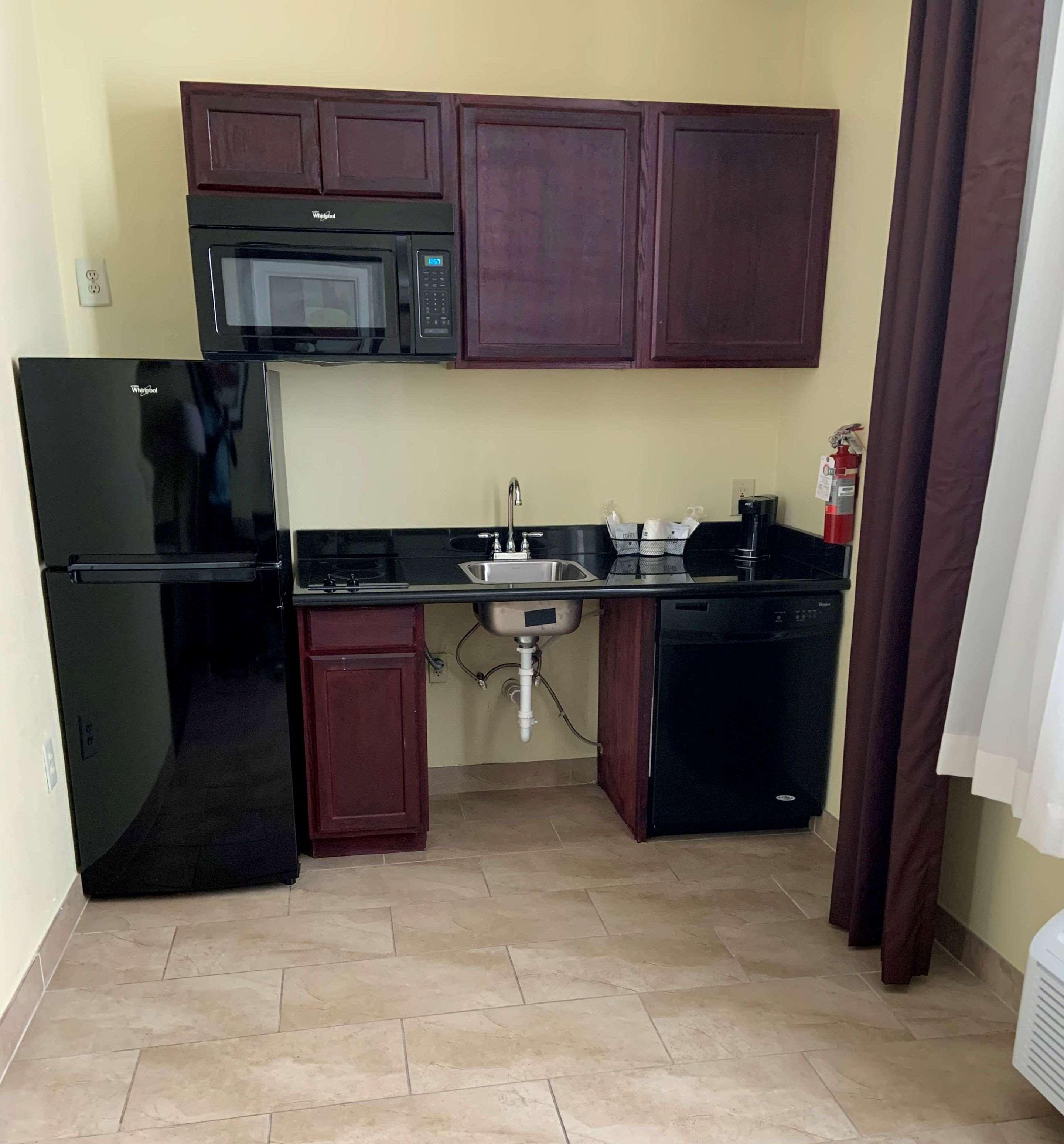 Best Western Airport Inn & Suites Cleveland Brook Park Eksteriør billede