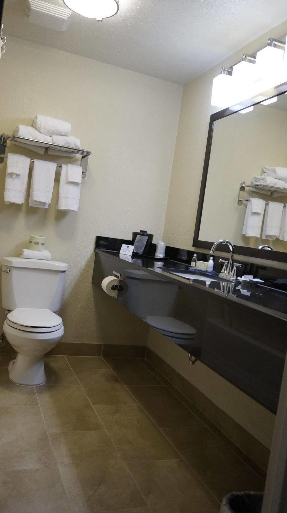 Best Western Airport Inn & Suites Cleveland Brook Park Eksteriør billede