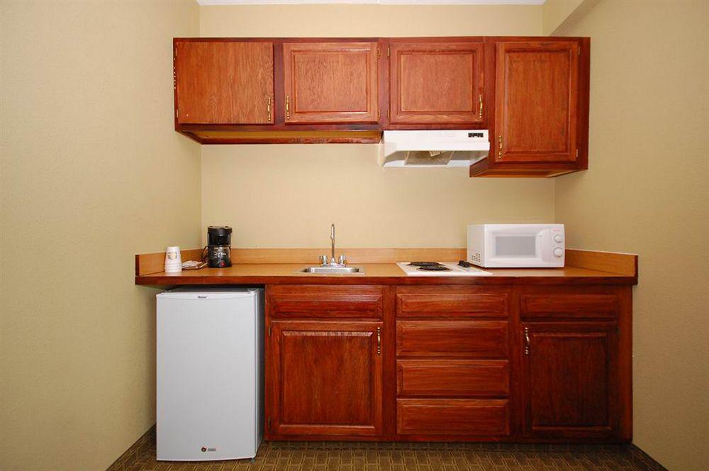 Best Western Airport Inn & Suites Cleveland Brook Park Eksteriør billede